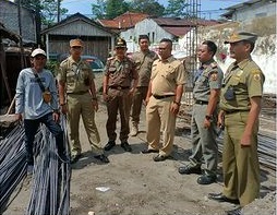 Satpol PP Pemalang menutup sementara kegiatan pembangunan showroom di Desa Moga yang belum memiliki izin, Senin (18/7). (Foto: instagram.com/satpolpp_pml)