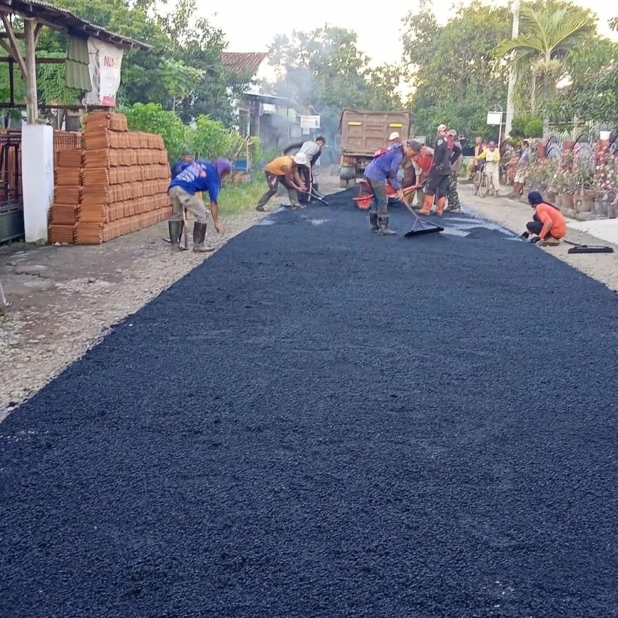 DPUTR Pemalang merealisasikan program pengaspalan di ruas Jalan Gondang-Kendalsari, Selasa (19/7). (Foto: instagram.com/dputrkabpml)