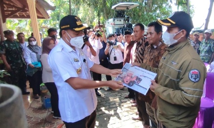 Bupati Pemalang, Mukti Agung Wibowo, saat menyerahkan bantuan alat dan mesin pertanian (alsintan) kepada sejumlah kelompok tani di Kabupaten Pemalang, Selasa (19/7). (Foto: pemalangkab.go.id)