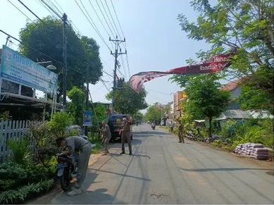 Satpol PP Kabupaten Pemalang menertibkan reklame ilegal, Selasa (19/7). (Foto: instagram.com/satpolpp_pml)