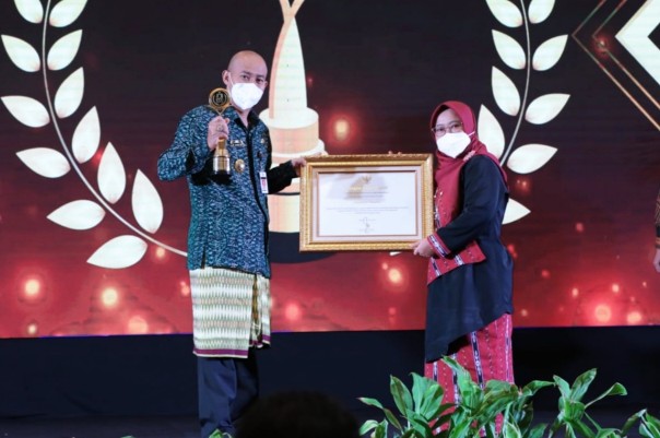 Bupati Pemalang, Mukti Agung Wibowo menerima penghargaan dari KPAI. Sumber foto: pemalangkab.go.id