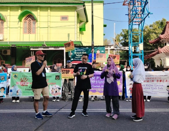 Ketua TP PKK Kabupaten Pemalang, Shanti Rosalia Mansyur Hidayat menjelaskan program penurunan angka stunting pada peringatan Hari Anak 2022. Sumber foto: pemalangkab.go.id