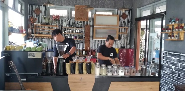 Pekerja Kafe Kartini di Temanggung. Foto: jatengprov.go.id