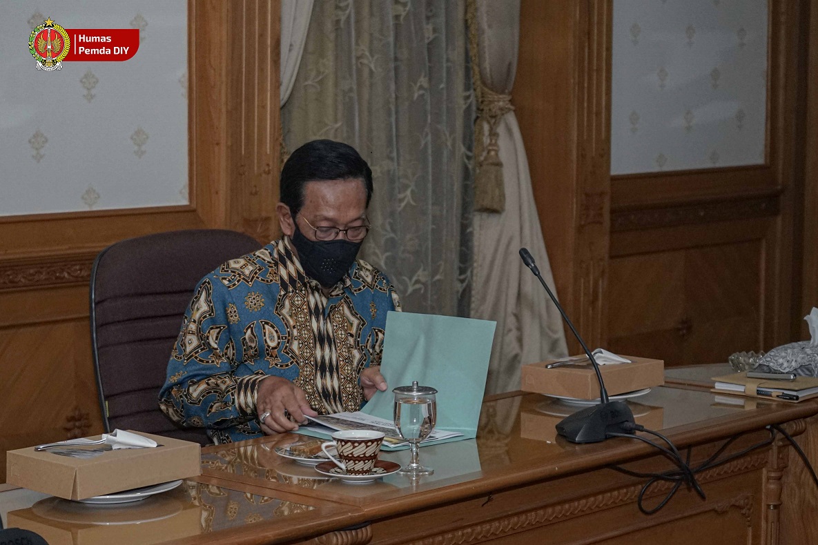  Gubernur DIY saat rapat tertutup dengan PT Penjaminan Infrastruktur Indonesia (PII) membahas TPA Piyungan, Senin (25/7). Foto: jogjaprov.go.id 