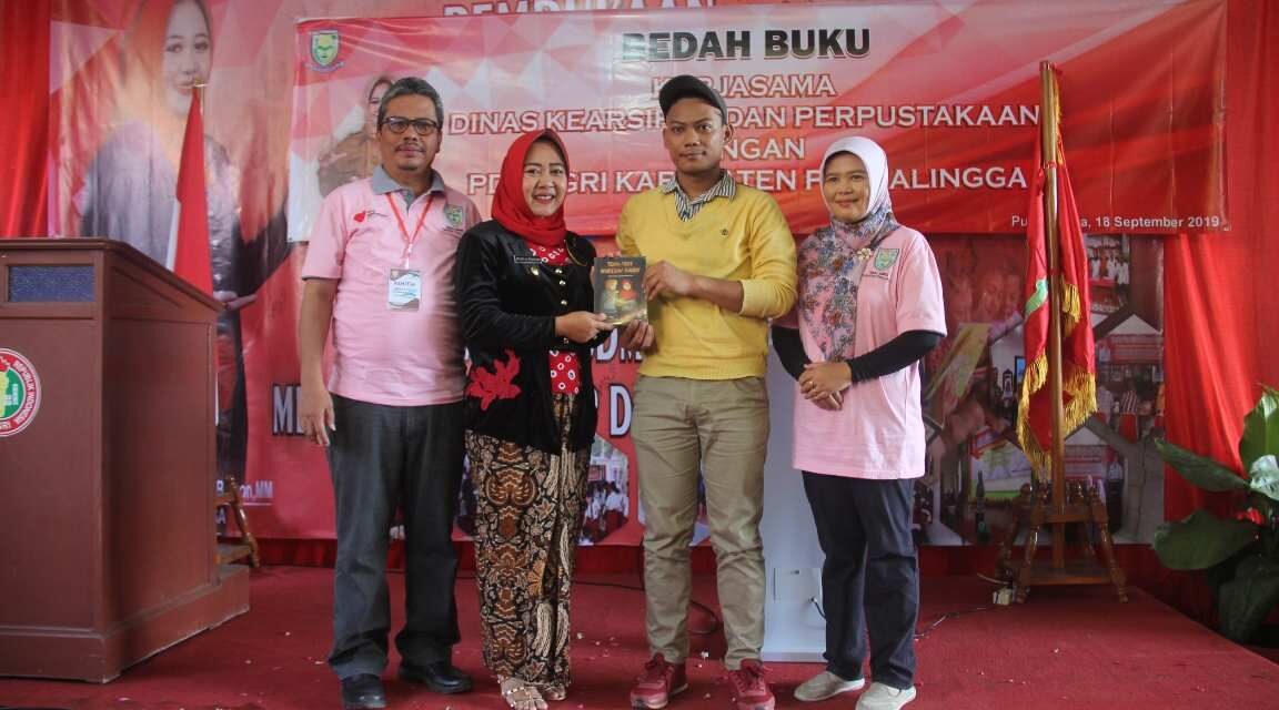Dinarpus Purbalingga saat menggelar acara bedah buku bersama Bupati Purbalingga. Sumber: purbalinggakab.go.id