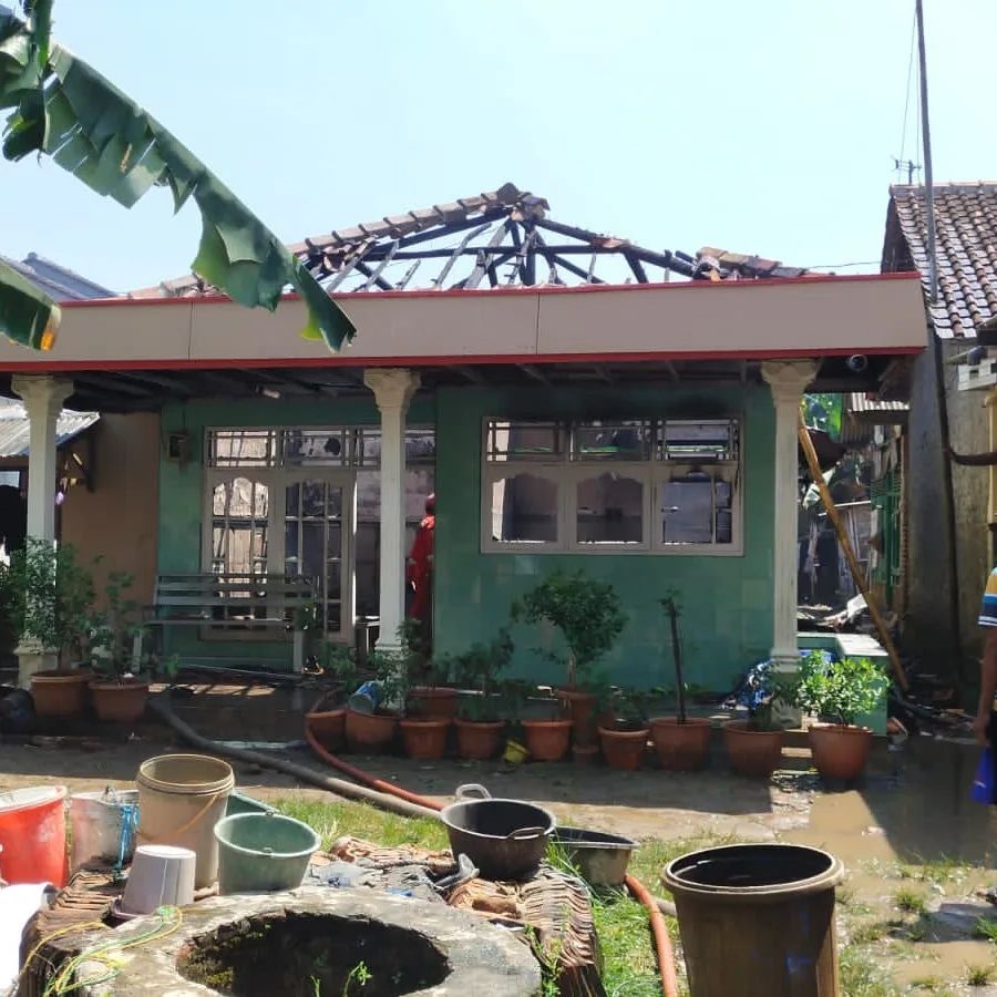 BPBD Pemalang melakukan pemadaman kebakaran rumah warga di Dusun Bulusari, Desa Asemdoyong, Kecamatan Taman, Selasa (26/7). (Foto: instagram.com/bpbd_pemalang)