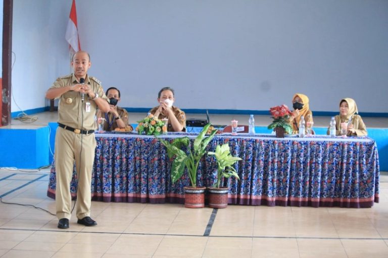 Bupati Pemalang, Mukti Agung Wibowo membuka Bimtek implementasi kurikulum merdeka kepada guru SMP. Sumber foto: pemalangkab.go.id