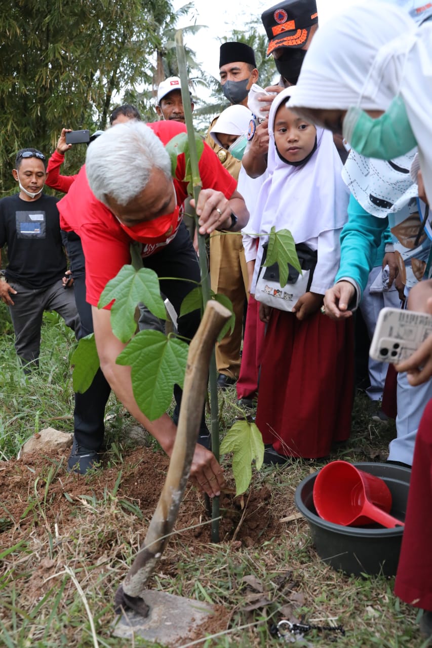 Gubernur Jateng, Ganjar Pranowo saat memimpin anak SD menanam pohon. Foto: jatengprov.go.id
