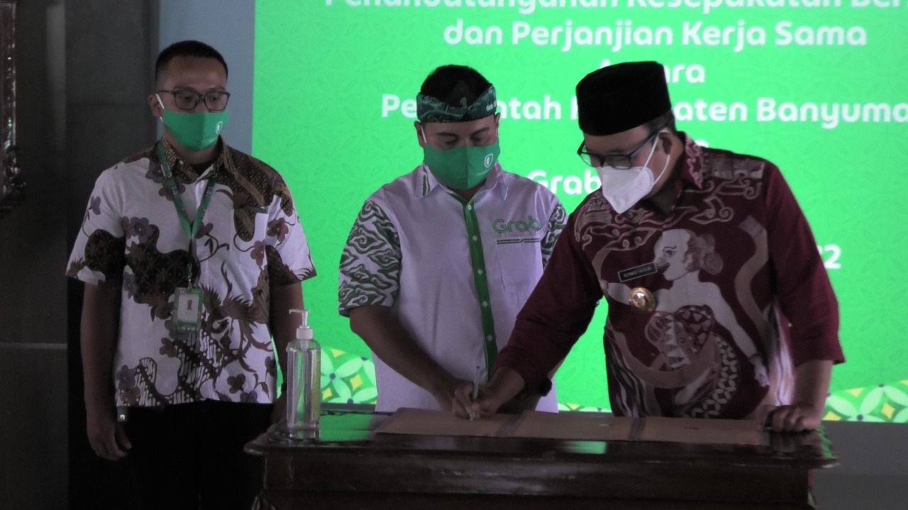 Bupati Banyumas, Achmad Husein, saat menandatangani kerja sama dengan Grab Indonesia. Sumber: banyumaskab.go.id