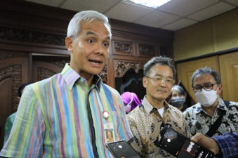 Gubernur Jawa Tengah, Ganjar Pranowo meminta Disnakertrans bersama Kemlu & KBRI pantau 54 WNI yang disekap di Kamboja. Sumber foto: humas.jatengprov.go.id