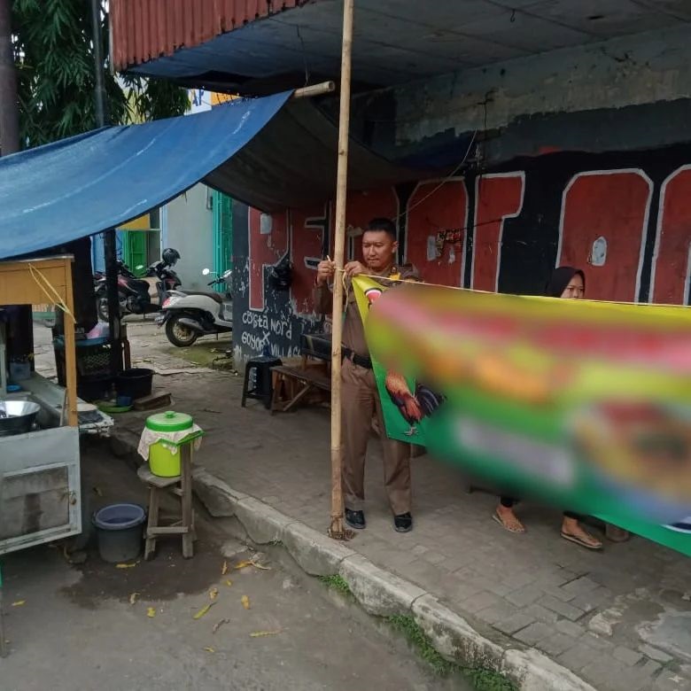 Satpol PP Pemalang saat menertibkan PKL yang berjualan di trotoar Jalan Jendral Sudirman, Kamis (28/7). (Foto: instagram.com/satpolpp_pml)