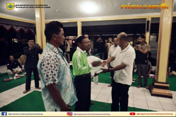 Bupati Pemalang, Mukti Agung Wibowo menyerahkan bantuan pupuk cair kepada kelompok tani di Kecamatan Bantarbolang. Sumber foto: Instagram @prokompim_pemalang