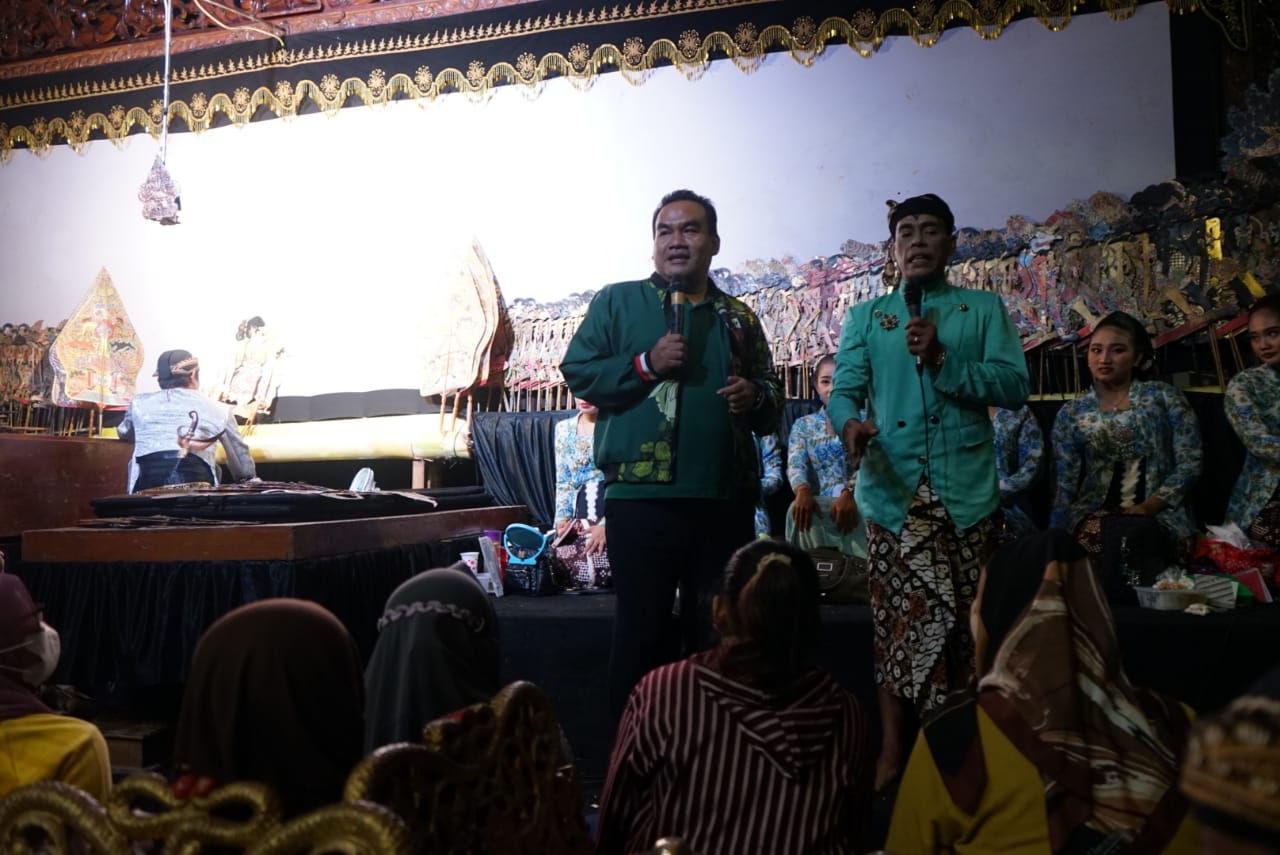 Bupati Blora, Arief Rohman, saat menyaksikan pagelaran wayang kulit dalam rangka memperingati malam 1 Muharram. Sumber: blorakab.go.id