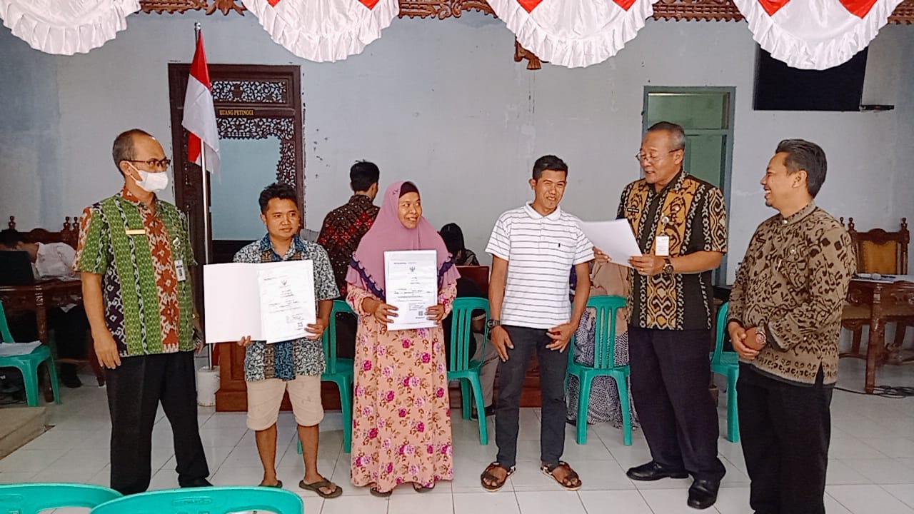 Disdukcapil Jepara layani pembuatan akta kelahiran dan akta kematian warga di Desa Tempur, Selasa (2/8). Sumber: jepara.go.id