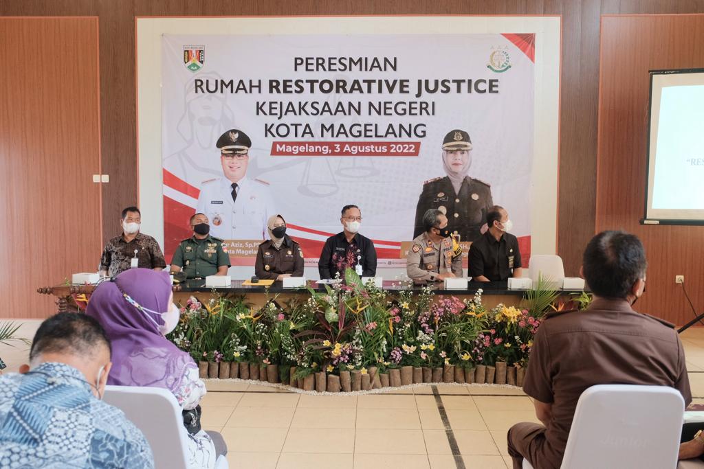Pejabat Pemkot Magelang dan Kejaksaan Negeri saat peresmian Rumah Restorative Justice. Foto: jatengprov.go.id
