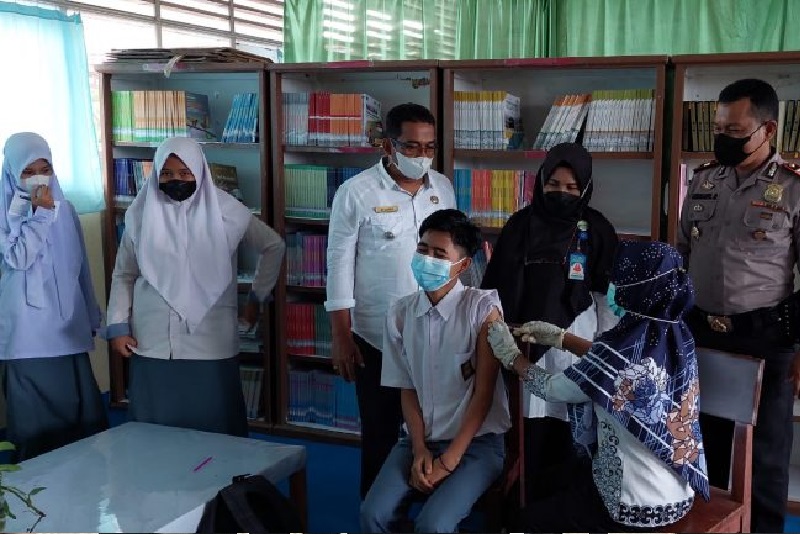 Gebyar Vaksinasi Covid-19 Terhadap Pelajar SMA N 2 BAB Tapan di Wilkum Polsek BAB Tapan, Rabu (29/9/21). Foto tribratanews.sumbar.polri.go.id/