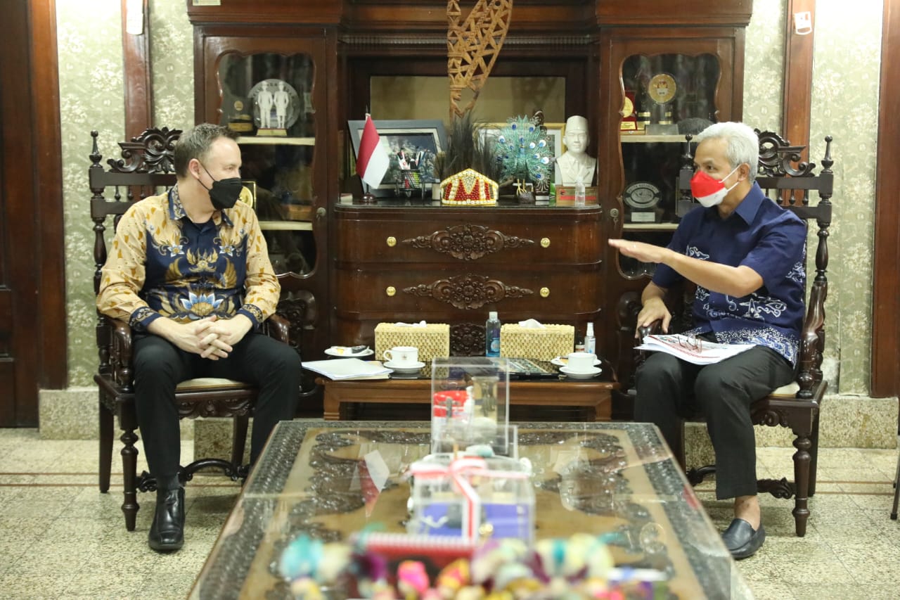Gubernur Jateng, Ganjar Pranowo saat rapat dengan Direktur Fasilitas KIAT, Steven Chaytor. Foto: jatengprov.go.id