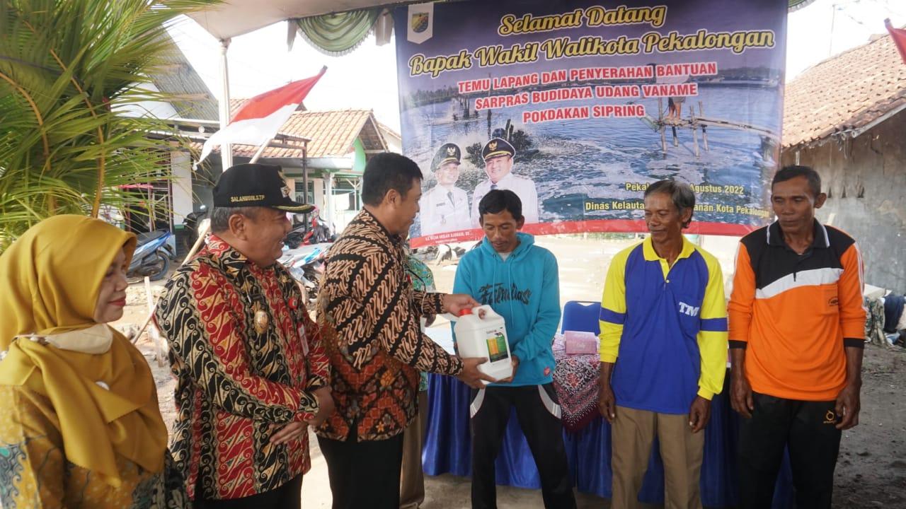 Pemkot Pekalongan menyerahkan bantuan sarpras produksi budidaya perikanan kepada Pokdakan Sipring Clumprit. Sumber foto: pekalongankota.go.id
