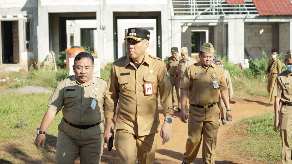 Pj. Bupati Jepara, Edy Supriyanta, saat meninjau proyek Perumahan Berbasis Komunitas, Senin (8/8). Sumber: jepara.go.id