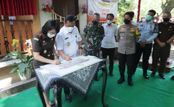 Wabup Pemalang, Mansur Hidayat dan Kajari Pemalang, Fanny Widyastuti meresmikan rumah Restorative Justice “Griya Rukun Benowo”. Sumber foto: pemalangkab.go.id