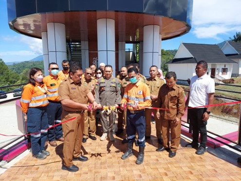Pejabat Pemerintah Kabupaten Tapsel bersama perwakilan PTAR saat peresmian fasilitas bangunan Menara Pandang Sipirok. Foto: Dokumentasi PTAR