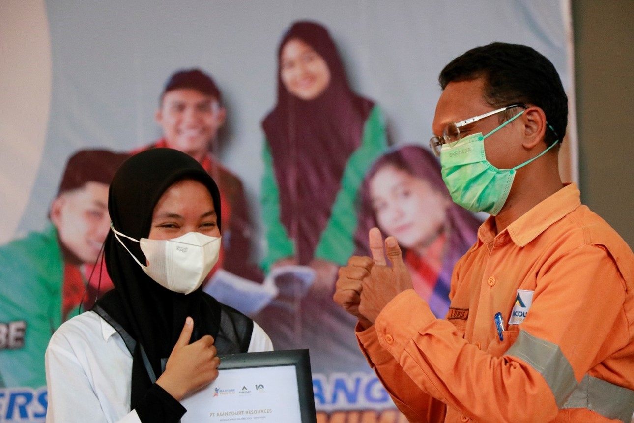 GM Operations PT Agincourt Resources (PTAR), Rahmat Lubis, menyerahkan beasiswa pendidikan Martabe Prestasi tahun ajaran 2022/2023. Foto: Dokumentasi PTAR