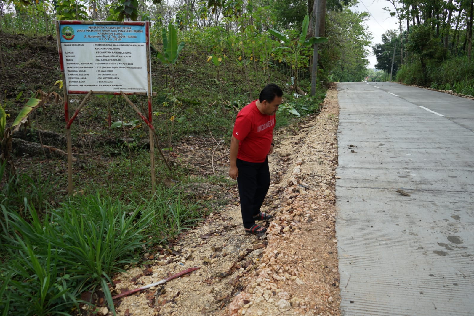 Bupati Blora, Arief Rohman saat titik pengerjan jalan di Randublatung. Foto: blorakab.go.id