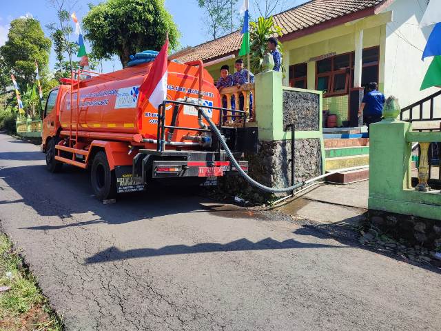 Truk air BPBD Temanggung saat mendistribusikan air bersih. Foto: jatengprov.go.id