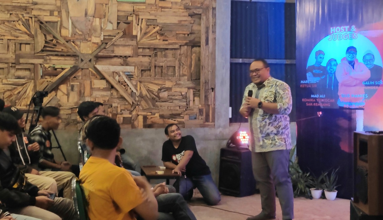 Wakil Bupati Rembang, Mochamad Hanies saat menjadi juri kompetisi stand up comedy. Foto: jatengprov.go.id