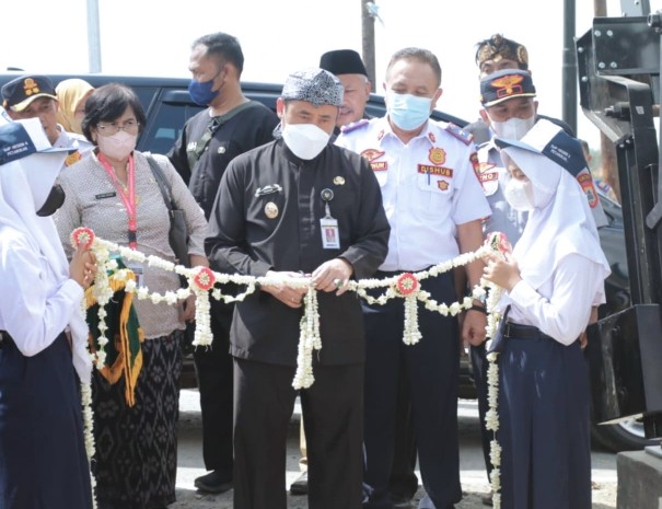 Wabup Pemalang, Mansur Hidayat meresmikan Pos Perlintasan Kereta Api JPL 148 Desa Widodaren. Sumber foto: pemalangkab.go.id