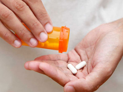 Ilustrasi mengkonsumsi obat. Sumber: promkes.kemenkes.go id