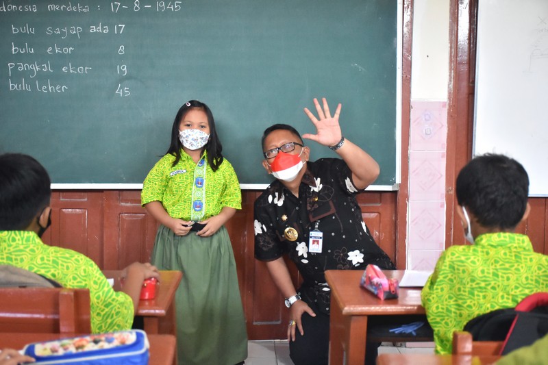 Penjabat (Pj) Wali Kota Salatiga, Sinoeng Rachmadi saat meninjau SD Sidorejo Lor 01 Salatiga. Foto: jatengprov.go.id
