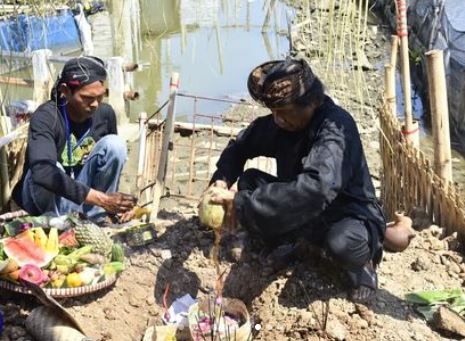 Nelayan Kendal bersiap melarung hasil bumi pada kegiatan Sedekah Laut di Kelurahan Karangsari. Foto: instagram @pemkab_kendal