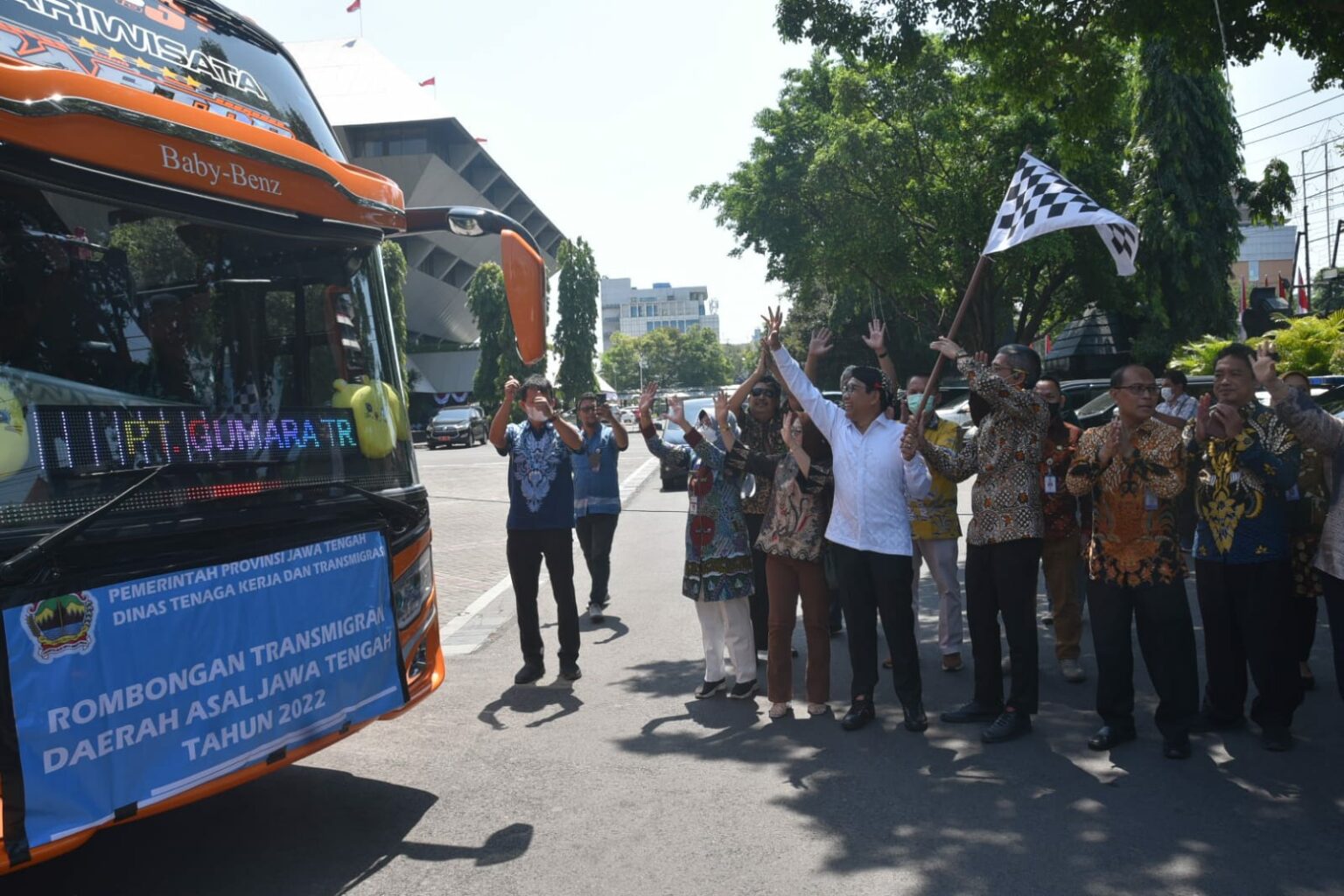 Mendes PDTT, Abdul Halim Iskandar melepas transmigran Jateng. Foto: jatengprov.go.id