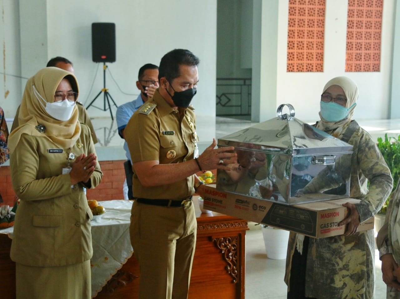 Bupati Kudus, Hartopo, saat menyerahkan bantuan CSR kepada UMKM bidang ecoprint, Senin (22/8). Sumber: kuduskab.go.id