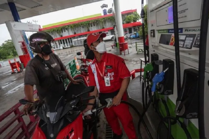  Petugas mengisi bahan bakar minyak (BBM) jenis Pertalite ke sepeda motor konsumen di SPBU Yos Sudarso, Palangkaraya, Kalimantan Tengah, Selasa (5/4/2022). ANTARA FOTO/Makna Zaezar/rwa