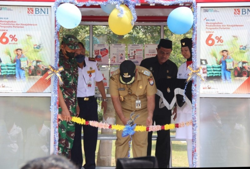 Wabup Kendal saat meresmikan salah satu hate BRT. Foto: kendalkab.go.id