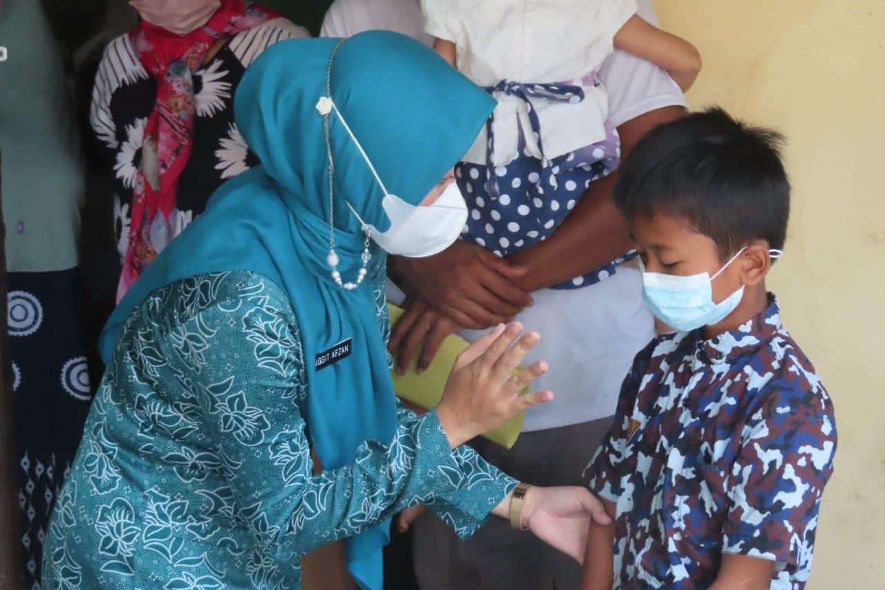 Pemkot Pekalongan serahkan bantuan sembako dan uang tunai kepada anak yatim dan piatu akibat Covid-19. Sumber foto: pekalongankota.go.id