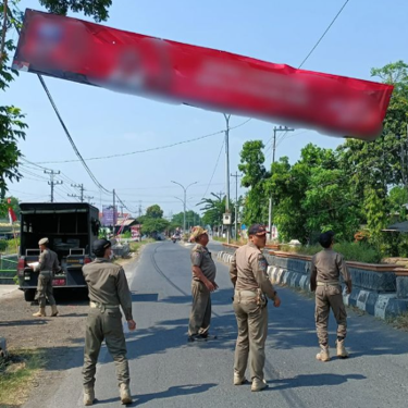 Satpol PP Pemalang menertibkan spanduk liar. Sumber foto: Instagram @satpolpp_pml