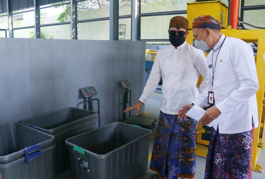 Bupati Kudus, Hartopo saat meninjau Pusat Daur Ulang (PDU) Kudus. Sumber: kuduskab.go.id