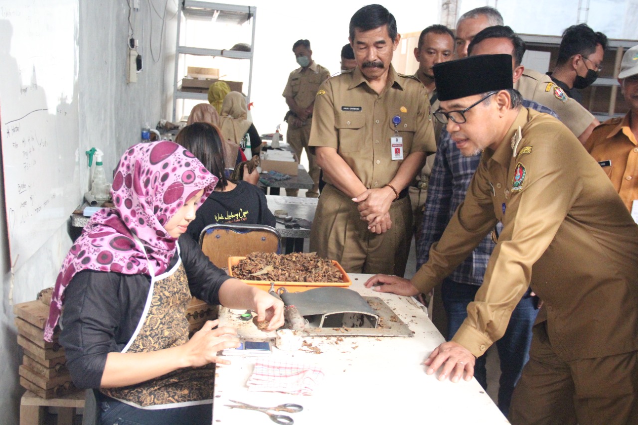 Bupati Temanggung, HM Al Khadziq, saat memberikan pengarahan Pelatihan Industri Kerajinan Masyarakat (IKM) Mbako Lembutan, Selasa (23/8). (Foto: temanggungkab.go.id)