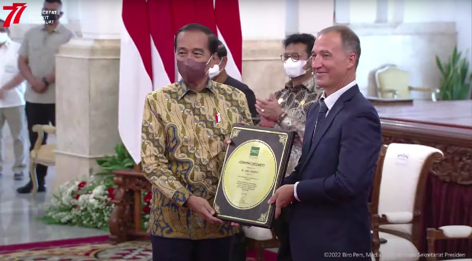 Presiden Jokowi menerima Penghargaan dari IRRI yang diserahkan oleh Dirjen IRRI Jean Balie, di Istana Negara, Jakarta, Minggu (14/08/2022). Sumber: Tangkapan Layar/setkab.go.id