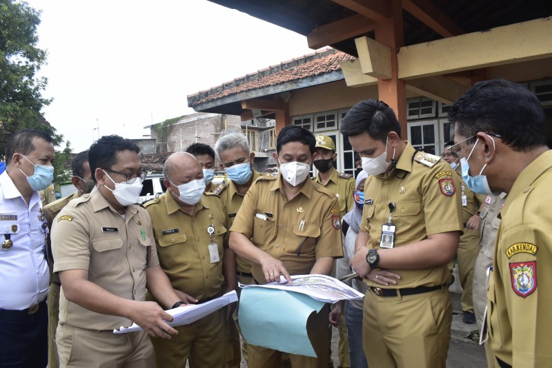 Bupati Kendal, Dico M. Ganinduto, saat mengecek proses revitalisasi Alun-alun Kaliwungu pada 2021. Sumber: kendalkab.go.id