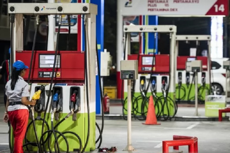 Petugas memeriksa mesin pengisian ulang bahan bakar minyak di SPBU, Jakarta. ANTARA FOTO/M Agung Rajasa