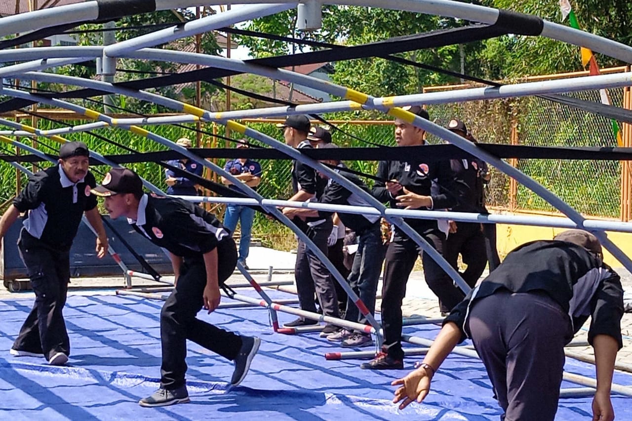 BPBD Temanggung menggelar lomba mendirikan tenda pengungsian untuk sejumlah relawan DESTANA, Senin (29/8). (Foto: temanggungkab.go.id)