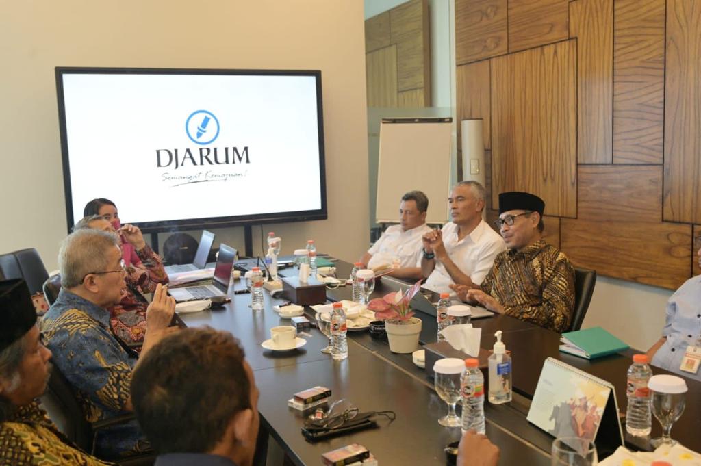 Bupati Temanggung, HM. Al Khadziq, bersama petani tembakau saat berdialog dengan direksi PT. Djarum di Kabupaten Kudus, Selasa (30/8). (Foto: temanggungkab.go.id)