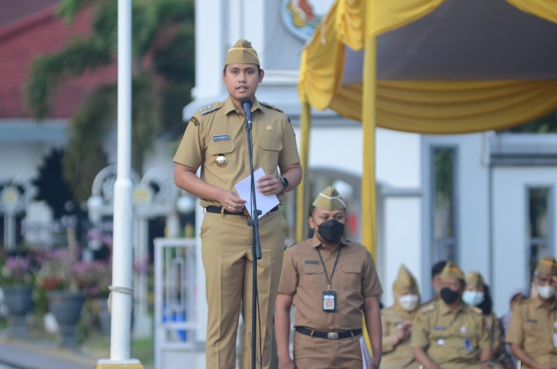 Bupati Kendal, Dico M. Ganinduto saat memimpin Apel September di Alun-alun Kendal. Foto: kendalkab.go.id