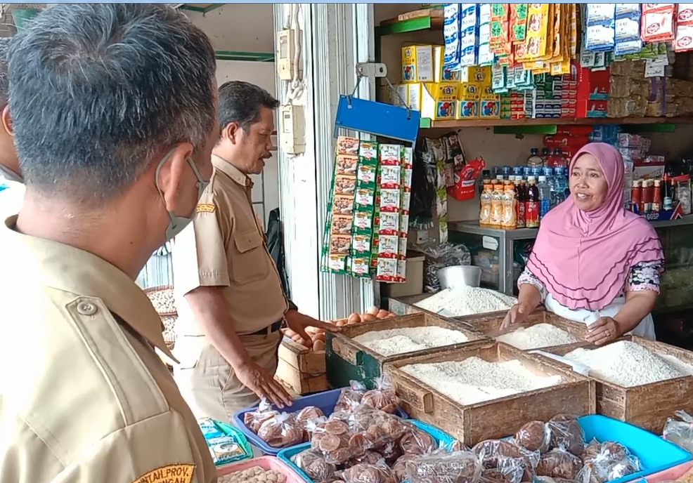 Tim UPT Pasar Legi Parakan saat memantau harga sembako pasca kenaikan harga BBM, Senin (5/9). (Foto: temanggungkab.go.id)