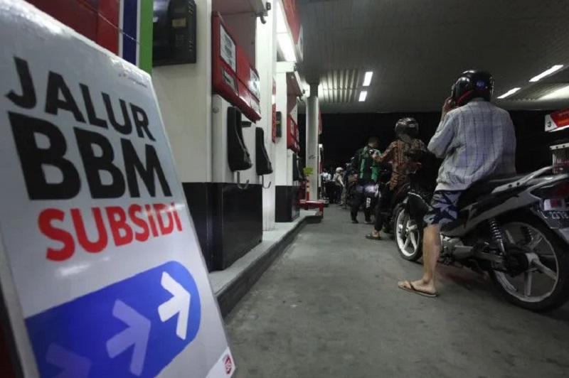 Pengendara motor antre membeli bahan bakar minyak (BBM) pertalite di Stasiun Pengisian Bahan Bakar Umum (SPBU) di Jalan Jaksa Agung Suprapto, Surabaya, Jawa Timur, Rabu (31/8/2022). ANTARA FOTO/Didik Suhartono/aww.