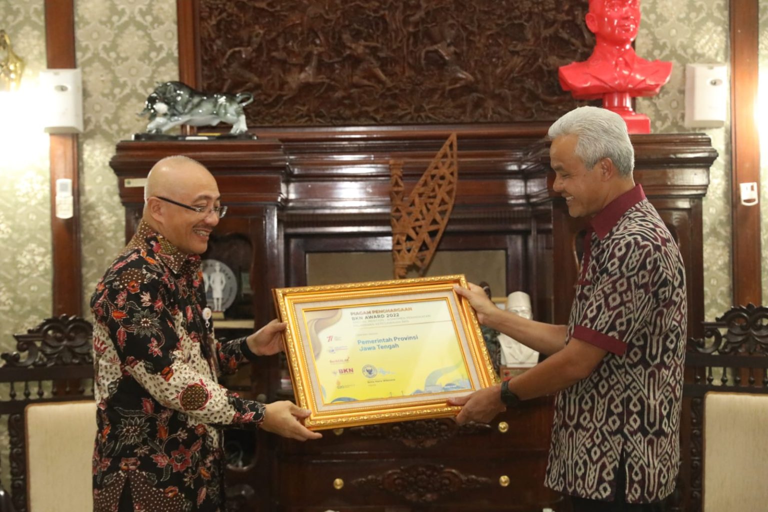 Gubernur Jawa Tengah (Jateng), Ganjar Pranowo (kanan) saat menerima penghargaan BKN Award 2022. Foto: jatengprov.go.id